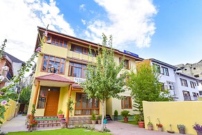 Fabhotel The Legend Residency