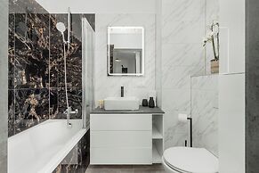 Apartment With Parking by Renters