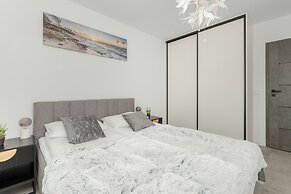 Apartment With Parking by Renters