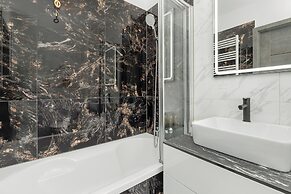 Apartment With Parking by Renters