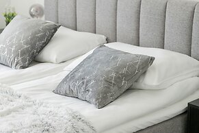 Apartment With Parking by Renters