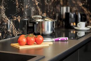 Apartment With Parking by Renters