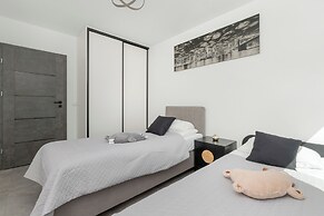 Apartment With Parking by Renters