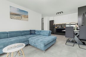 Apartment With Parking by Renters