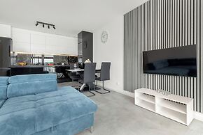 Apartment With Parking by Renters