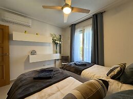 Golf Resort - Apartment - Sleeps4 - Pool - Parking