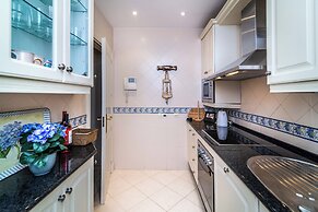 Luxury 2-bed Apartment in Elviria W/pool