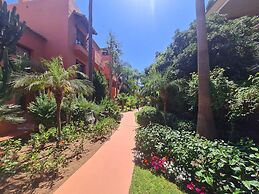 Luxury 2-bed Apartment in Elviria W/pool