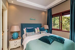 Luxury 2-bed Apartment in Elviria W/pool