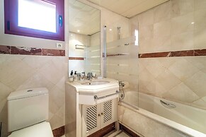 Luxury 2-bed Apartment in Elviria W/pool