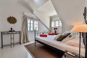 Very Luxurious Seaside Villa With Private Pool