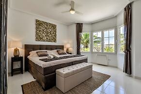 Very Luxurious Seaside Villa With Private Pool