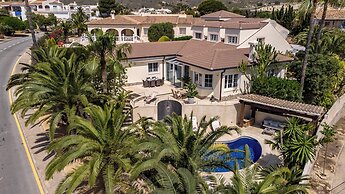 Very Luxurious Seaside Villa With Private Pool