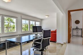 Very Luxurious Seaside Villa With Private Pool