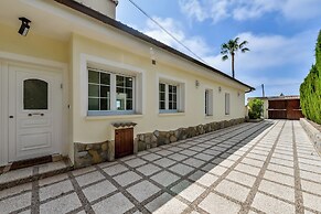 Very Luxurious Seaside Villa With Private Pool