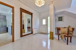 Very Luxurious Seaside Villa With Private Pool