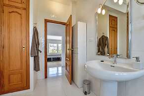 Very Luxurious Seaside Villa With Private Pool