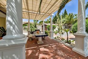 Very Luxurious Seaside Villa With Private Pool