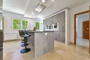 Very Luxurious Seaside Villa With Private Pool