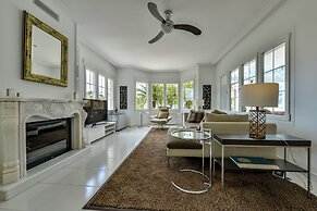 Very Luxurious Seaside Villa With Private Pool