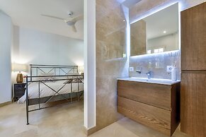 Very Luxurious Seaside Villa With Private Pool