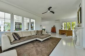 Very Luxurious Seaside Villa With Private Pool