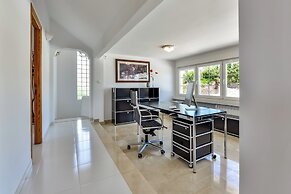 Very Luxurious Seaside Villa With Private Pool