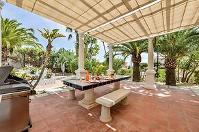 Very Luxurious Seaside Villa With Private Pool