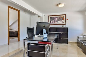 Very Luxurious Seaside Villa With Private Pool