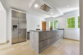 Very Luxurious Seaside Villa With Private Pool