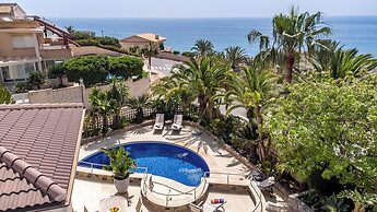 Very Luxurious Seaside Villa With Private Pool