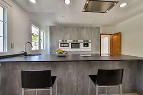 Very Luxurious Seaside Villa With Private Pool