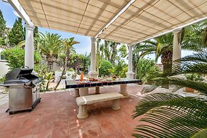 Very Luxurious Seaside Villa With Private Pool