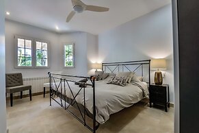 Very Luxurious Seaside Villa With Private Pool