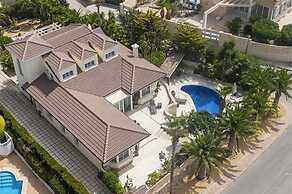 Very Luxurious Seaside Villa With Private Pool