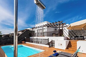 Inviting 4-bed Villa in Playa Blanca