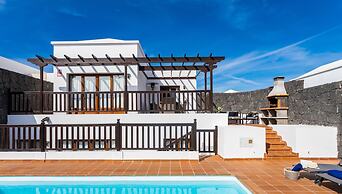 Inviting 4-bed Villa in Playa Blanca