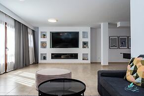 Inviting 4-bed Villa in Playa Blanca