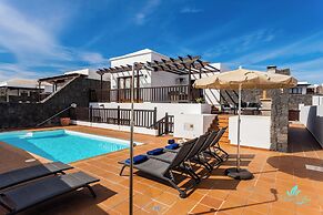 Inviting 4-bed Villa in Playa Blanca