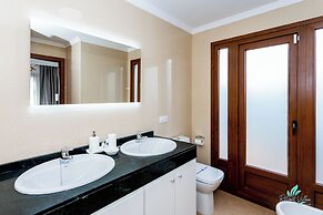 Inviting 4-bed Villa in Playa Blanca