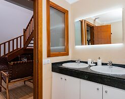 Inviting 4-bed Villa in Playa Blanca