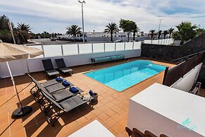 Inviting 4-bed Villa in Playa Blanca