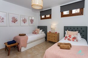 Inviting 4-bed Villa in Playa Blanca