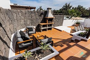 Inviting 4-bed Villa in Playa Blanca