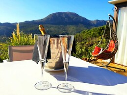 Stylish, Beautiful and Exotic Oleandro Glass Suite