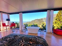 Stylish, Beautiful and Exotic Oleandro Glass Suite