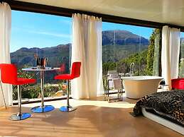 Stylish, Beautiful and Exotic Oleandro Glass Suite