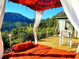 Stylish, Beautiful and Exotic Oleandro Glass Suite