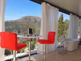 Stylish, Beautiful and Exotic Oleandro Glass Suite