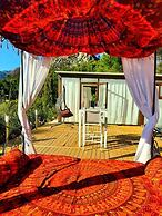 Stylish, Beautiful and Exotic Oleandro Glass Suite